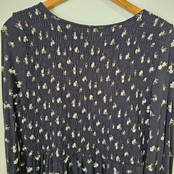 NWOT AMERICAN EAGLE OUTFITTERS DITSY FLORAL SCOOP NECK SMOCKED LONGSLEEVES TOP L - Picture 4 of 14